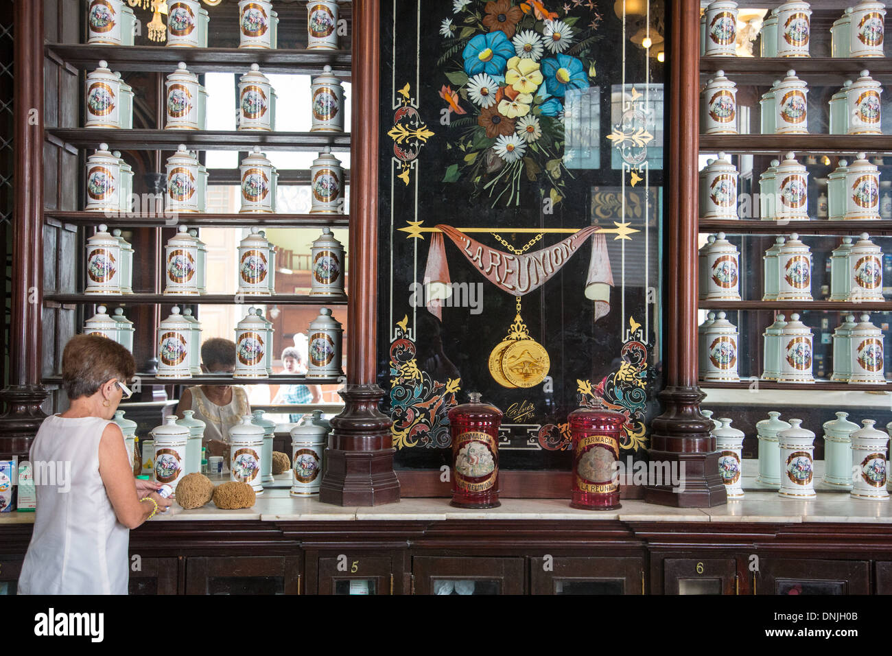 Ancienne pharmacie DANS LE QUARTIER HISTORIQUE, Habana Vieja, LA HAVANE, CUBA, LES CARAÏBES Banque D'Images