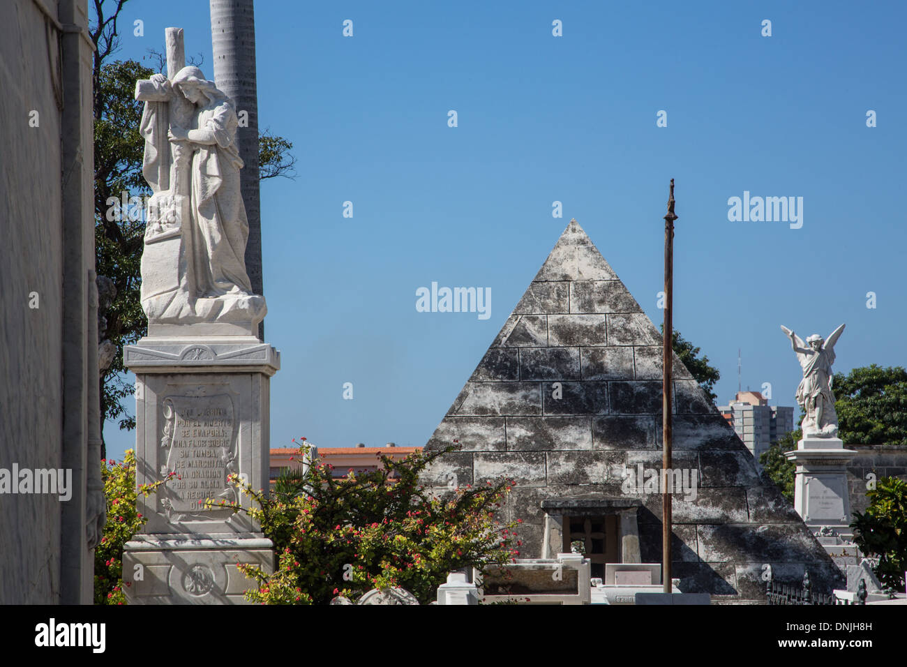 Et Stèle funéraire PYRAMIDE DANS LE CÔLON (CIMETIÈRE CIMITERO), l'UN DES PLUS GRANDS CIMETIÈRES DU MONDE, QUARTIER VEDADO, LA HAVANE, CUBA, LES CARAÏBES Banque D'Images