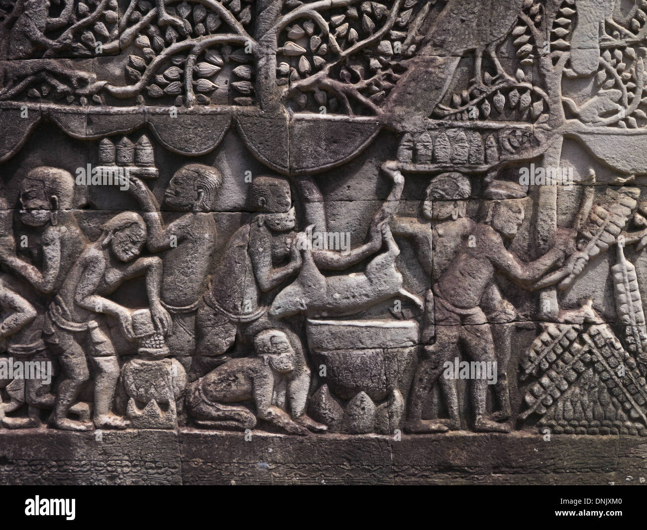 Cambodge Angkor Thom partie d'Angkor Wat temple complexe. Bas-relief de la vie quotidienne au 12e siècle Banque D'Images