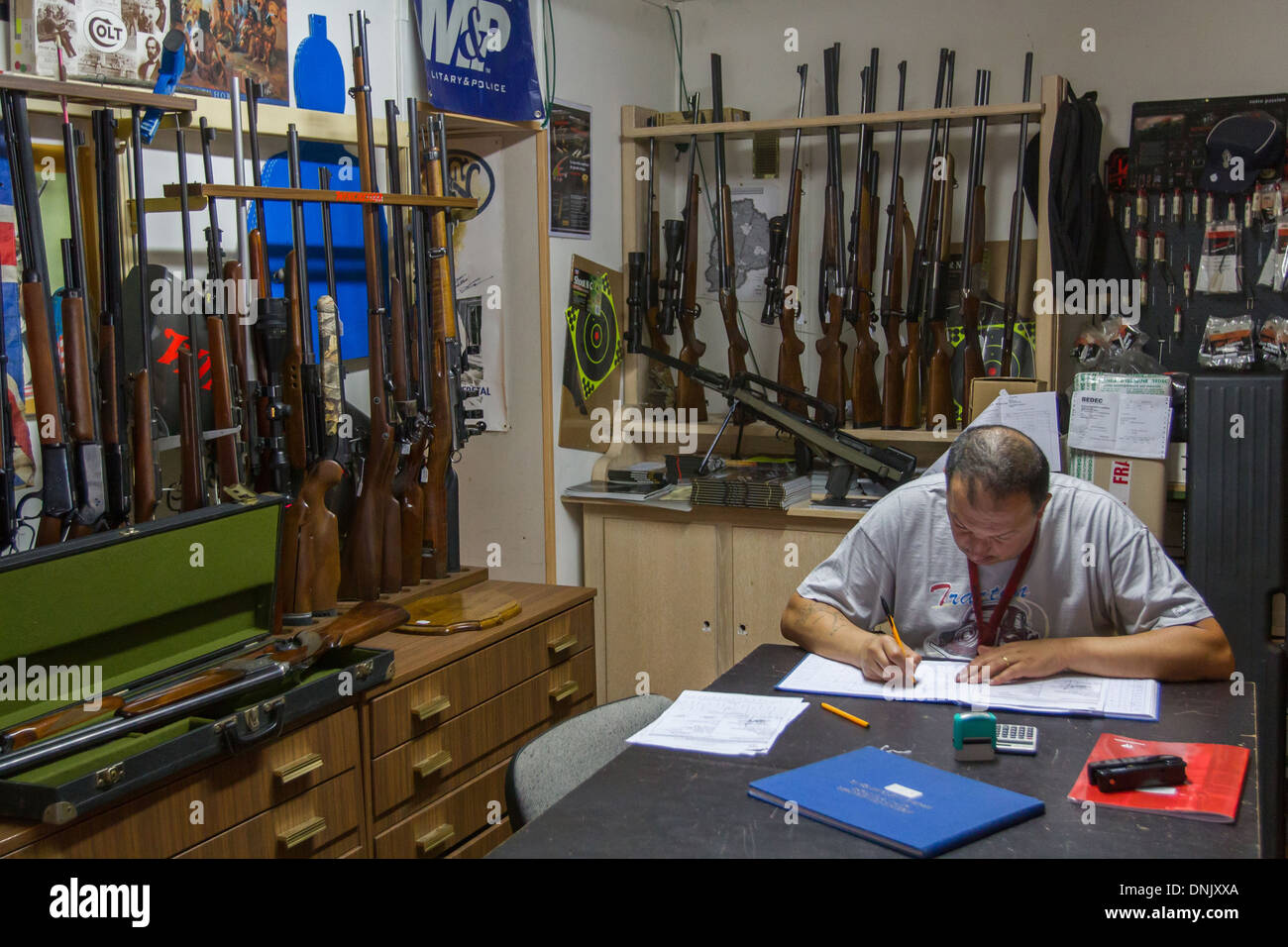 Armurerie MATIEX, Omar Ben Halima, PROPRIÉTAIRE DE L'armurerie, REMPLISSANT  LA POLICE DES LIVRES, REGISTRE SPÉCIAL DES 1er et 4ème catégorie, LES ARMES  À FEU APPLICABLES AUX OUVRIERS, CORBEIL-ESSONNES, FRANCE, EUROPE Photo  Stock -