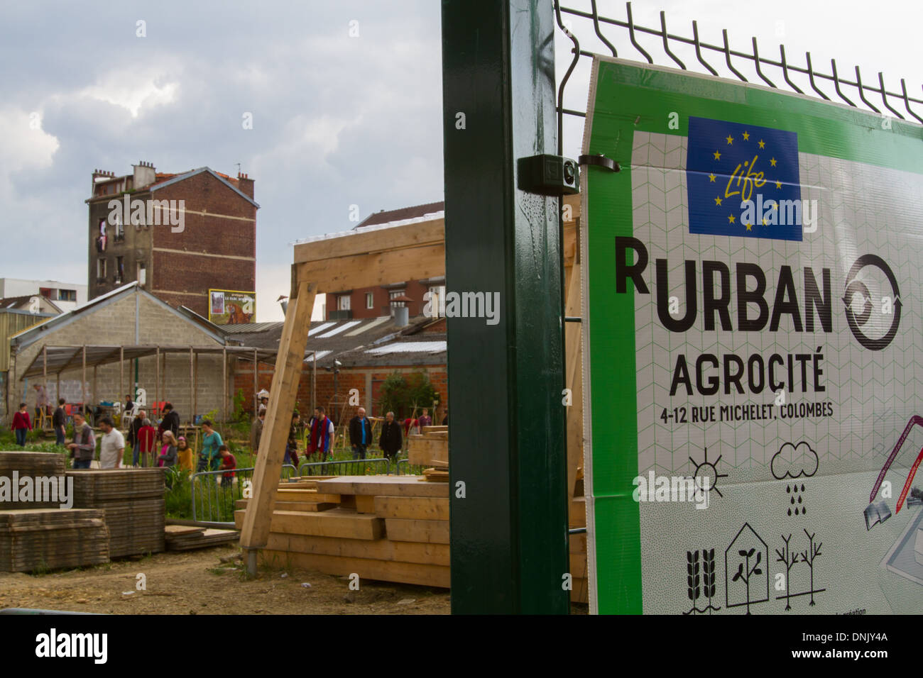 L'ATELIER D'ARCHITECTURE AUTOGEREE (AAA) PROJET JARDIN EXPÉRIMENTAL R-urbain qui combine l'agriculture urbaine, l'économie sociale et solidaire, LA CULTURE LOCALE ET LA PENSÉE SUR LE CARTER À L'IDÉE DE CRÉER DES RÉSEAUX LOCAUX ET DES CIRCUITS PLUS COURTS, COLOM Banque D'Images