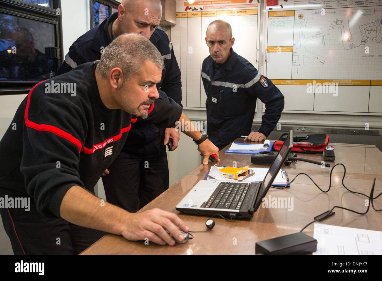 L'INTÉRIEUR DU POSTE DE COMMANDEMENT DU SERVICE D'INCENDIE, D'INTERVENTION À LA SUITE DE L'EFFONDREMENT DES GRADINS PENDANT UNE PERFORMANCE musicale, de l'EXERCICE EN CAS D'URGENCE CIVILE, CHATEAU DE SAINTE-SUZANNE, Mayenne (53), FRANCE Banque D'Images