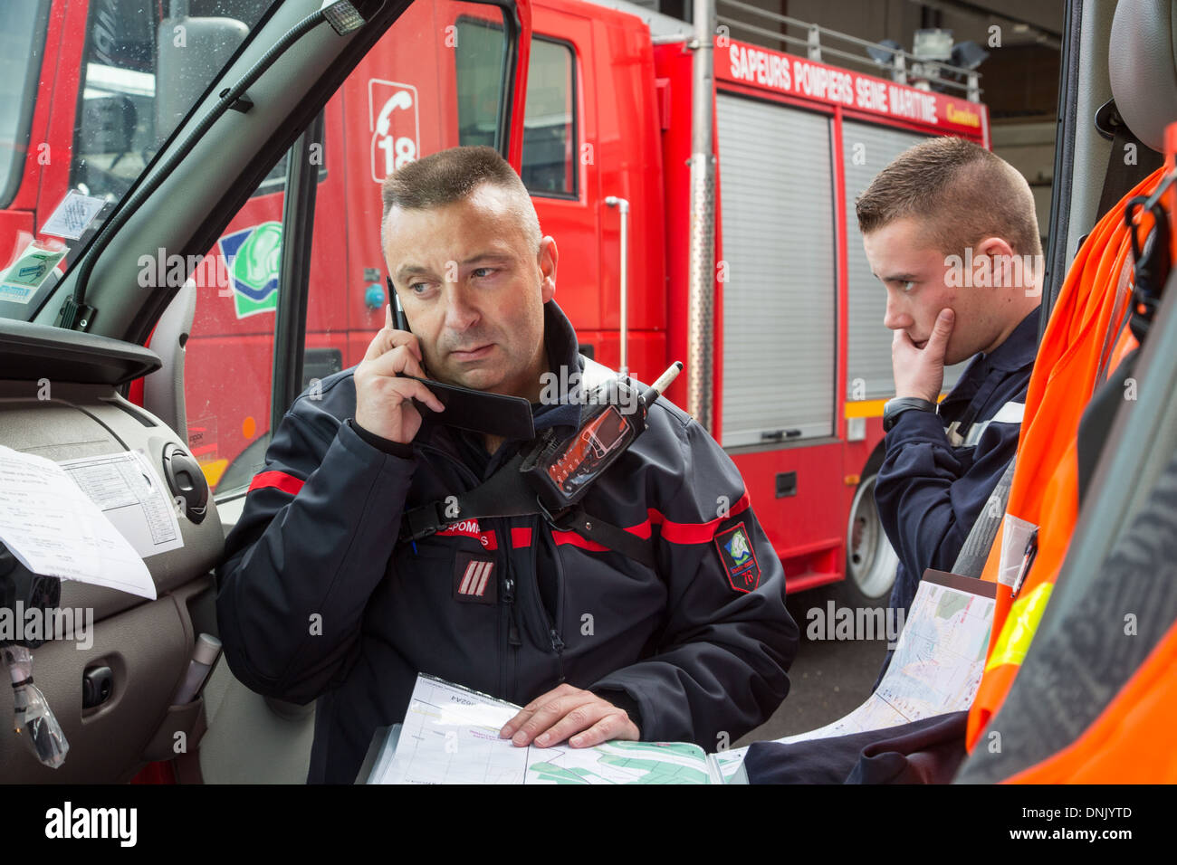 Les pompiers RÉPONDANT À UN MESSAGE D'ALARME AVANT DE PARTIR POUR UNE INTERVENTION, LES POMPIERS ET LES SERVICES D'URGENCE DE Neufchâtel-en-Bray, Seine-maritime (76), FRANCE Banque D'Images