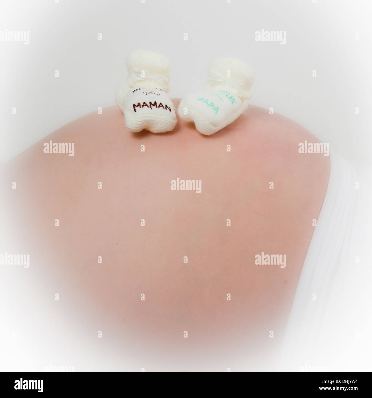 Illustration De La Grossesse Le Ventre Arrondi De La Femme Enceinte Allongee Sur Le Dos Avec Des Chaussons Pour Bebe Blanc Sur Son Ventre Photo Stock Alamy