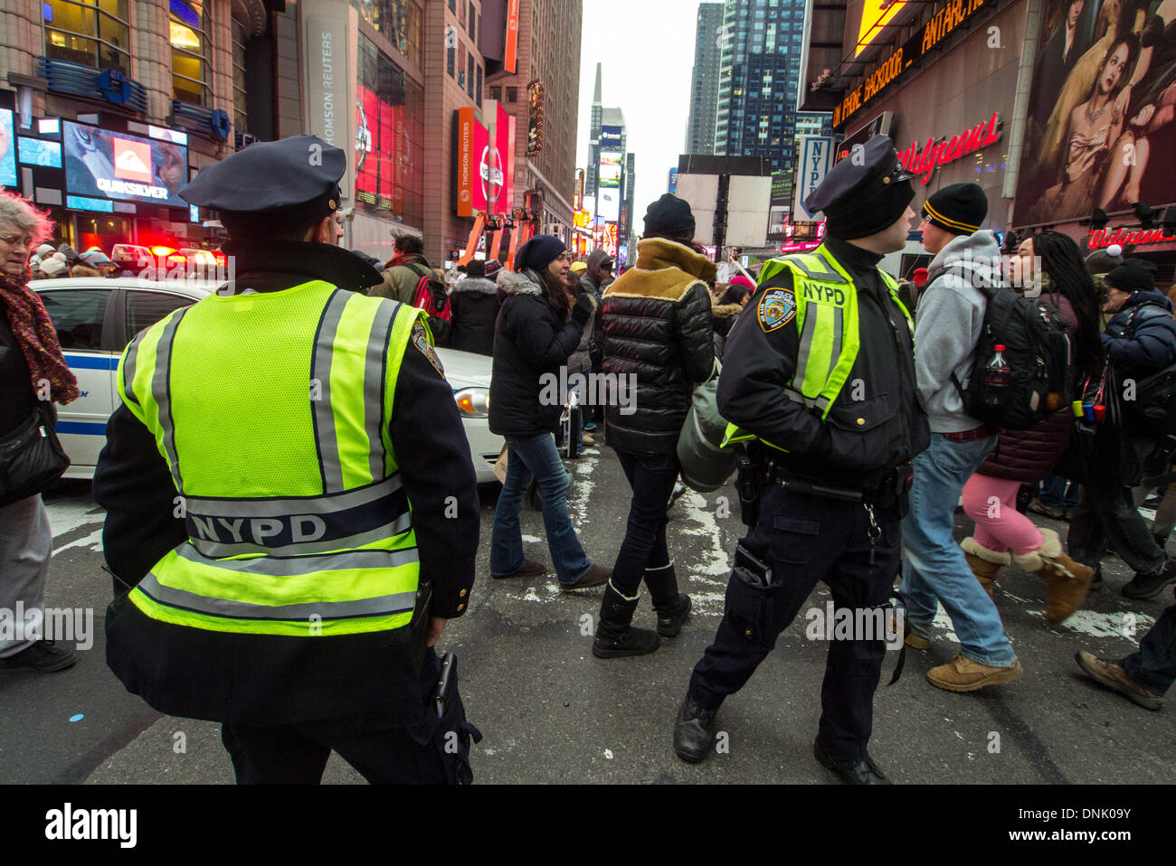 New York, NY, USA. 31 Dec, 2013. Les gens à attendre avec impatience d'entrer dans Times Square avant la balle tombe sur le Nouvel An le 31 décembre 2013 dans la ville de New York. Credit : Donald bowers/Alamy Live News Banque D'Images