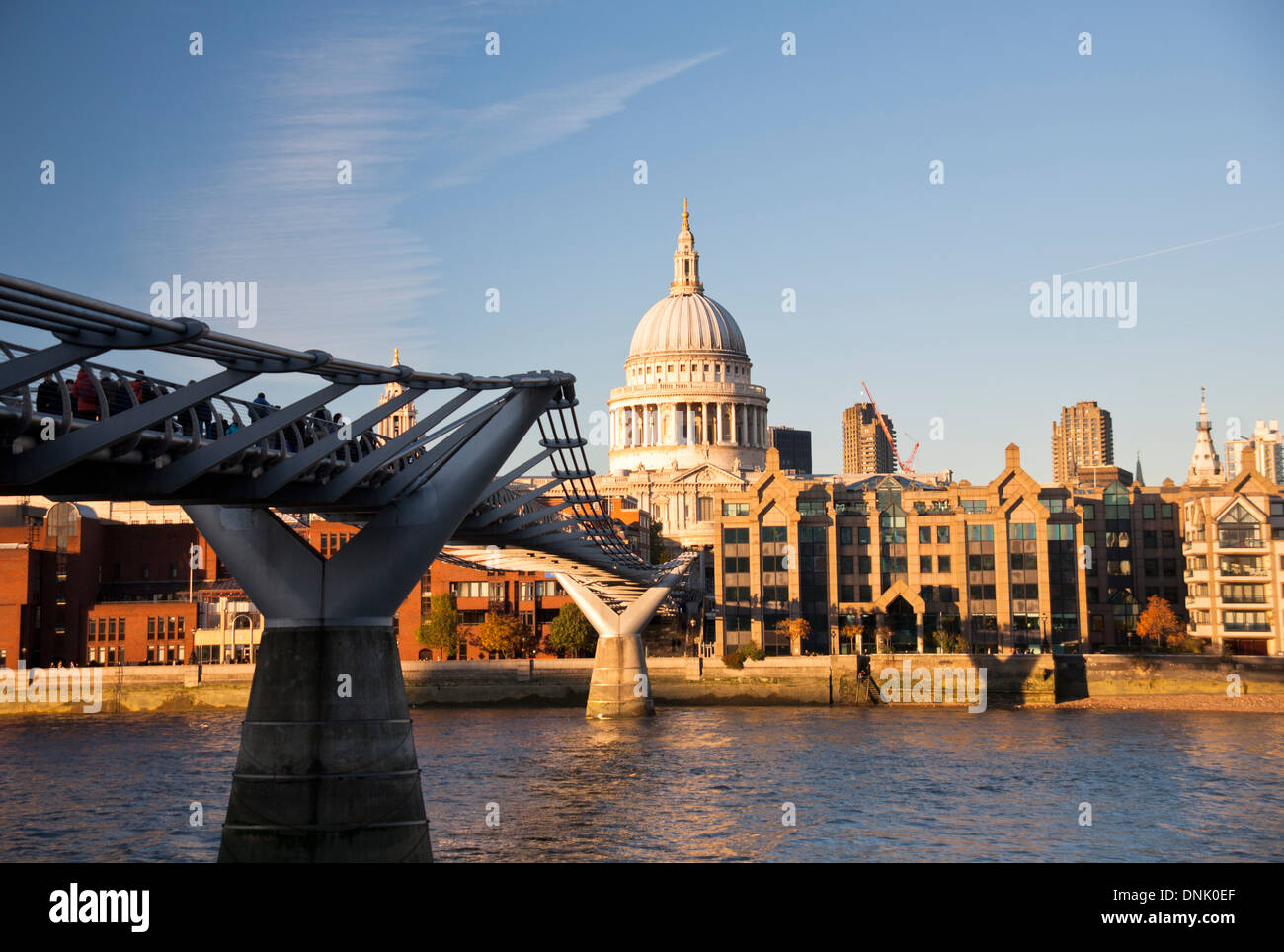 Vue de la Cathédrale St Paul montrant le Millennium Bridge et de la Tamise, Londres, Angleterre, Royaume-Uni Banque D'Images