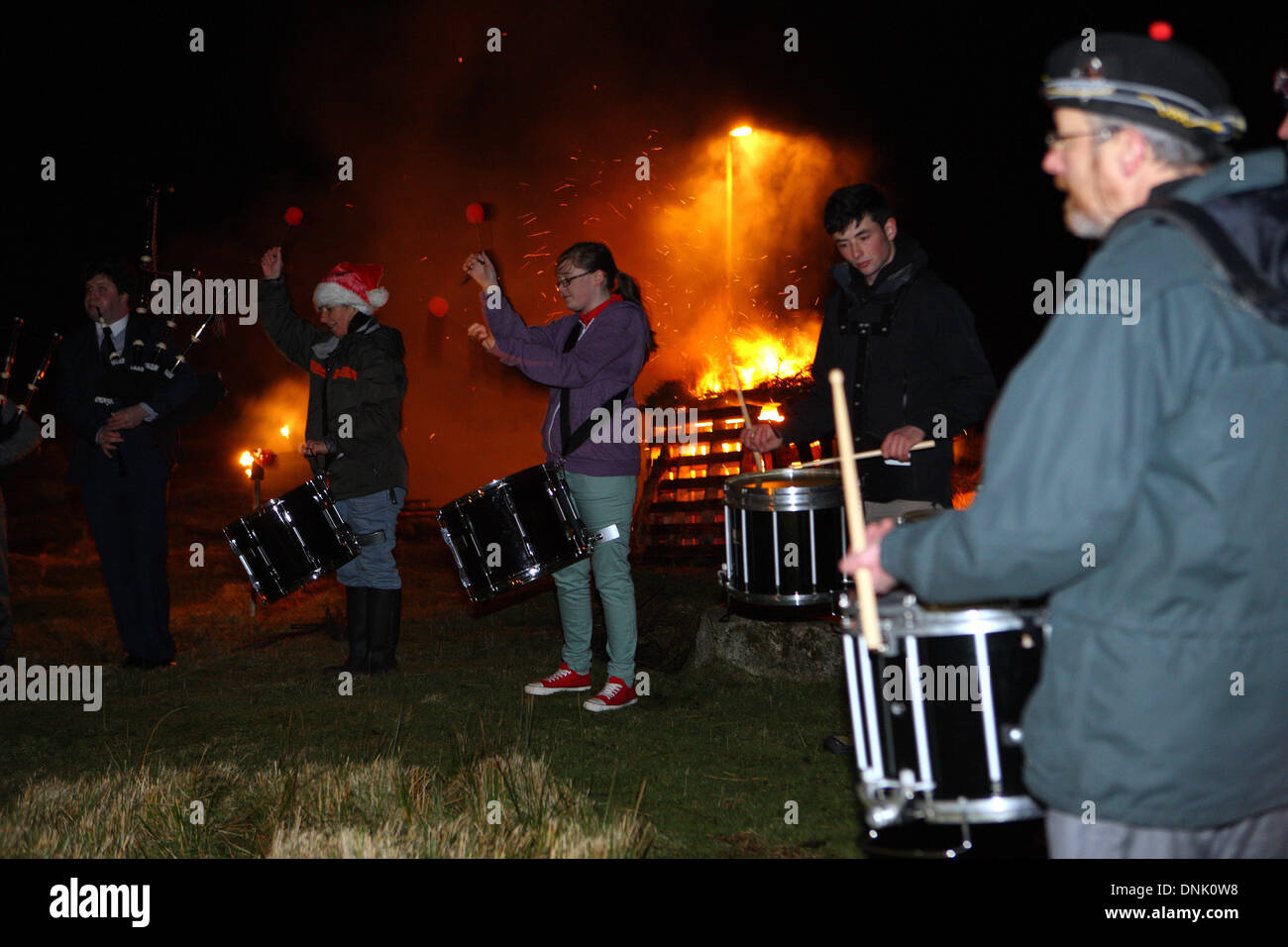 Isle of Mull, Scotland, UK . 31 Dec, 2013. Les villageois et les fêtards dans le port de pêche de Fionnphort démarrer le Hogmanay célébrations avec un feu de joie et de divertissement de l'échelon local les membres de la Fanfare de Mull et Iona. Credit : PictureScotland/Alamy Live News Banque D'Images