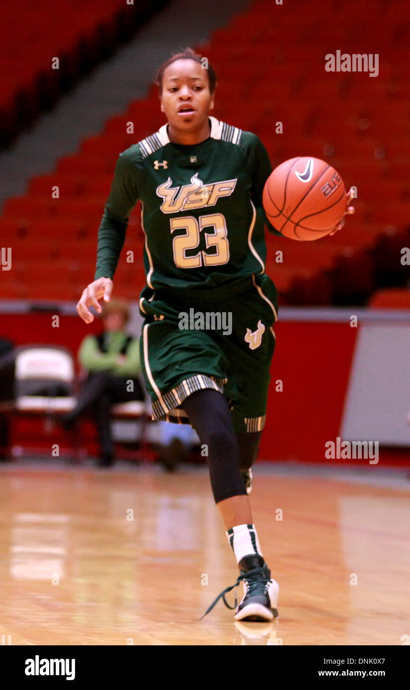 Houston, Texas, USA. 31 Dec, 2013. 31 DÉC 2013 : Université de Floride du Sud guard Shalethia Stringfield # 23 apporte la balle upcourt sur une pause rapide au cours de la Basket-ball match entre Houston et le Sud de la Floride de Hofheinz Pavilion à Houston, TX. © csm/Alamy Live News Banque D'Images