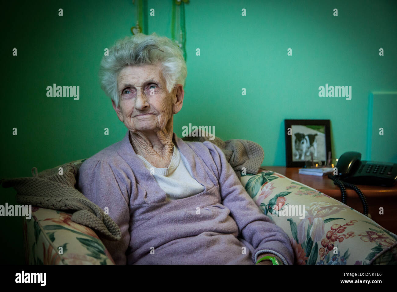 ILLUSTRATION D'UNE MAISON DE RETRAITE, D'UNE PERSONNE ÂGÉE DANS UNE CHAMBRE À COUCHER Banque D'Images