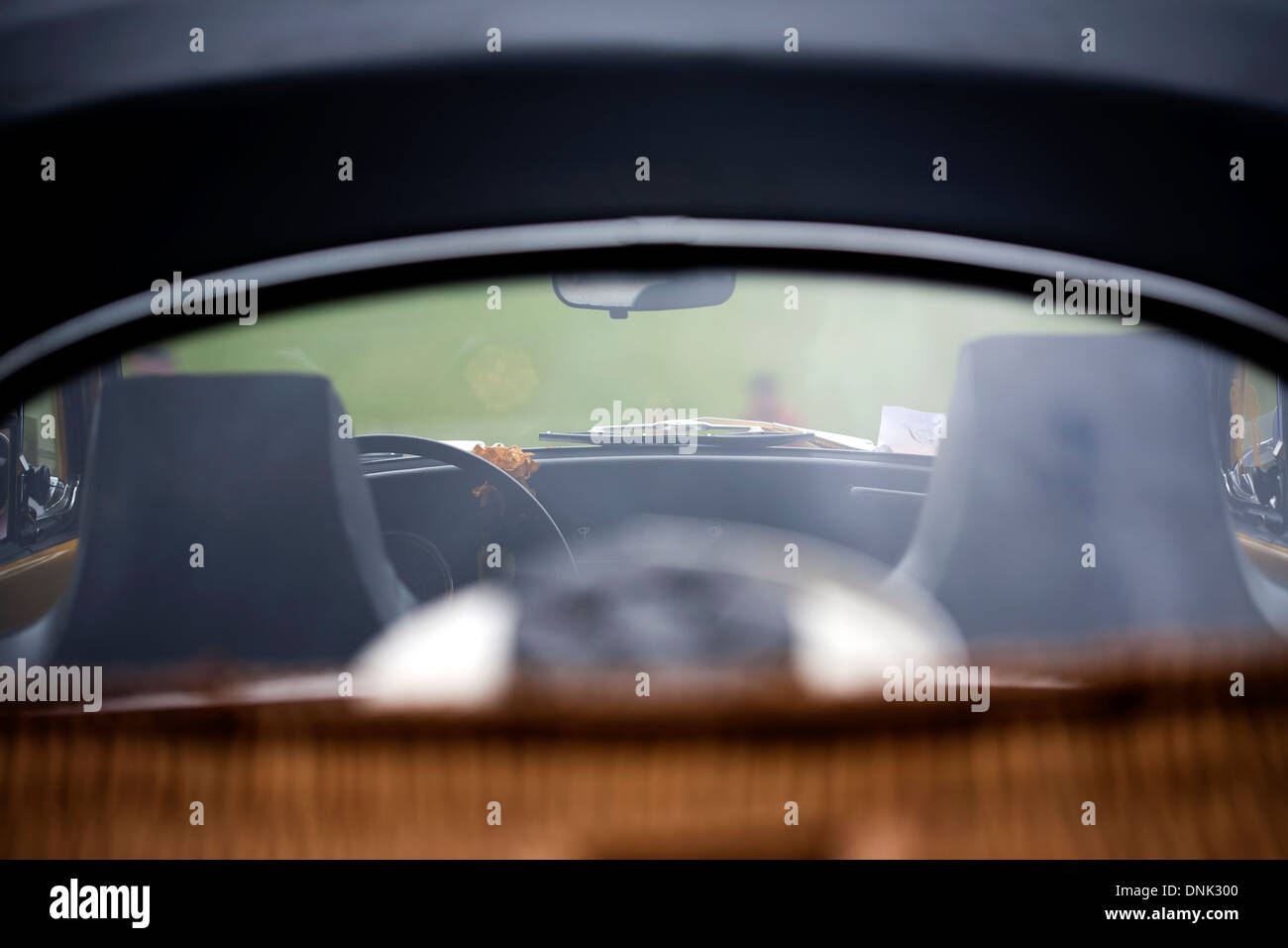 Voir par la fenêtre arrière d'une voiture ancienne Banque D'Images