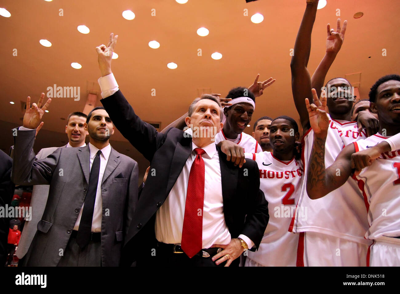 Houston, Texas, USA. 31 Dec, 2013. 31 DÉC 2013 : Université de Houston l'entraîneur-chef James Dickey (centre) après la victoire de Houston 75-71 Connecticut de Hofheinz Pavilion à Houston, TX. © csm/Alamy Live News Banque D'Images