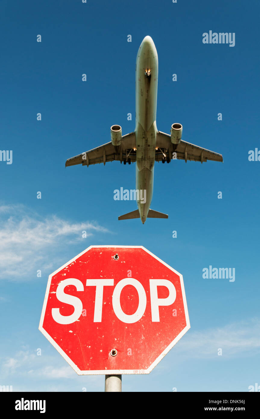 Avion de ligne en approche finale pour l'atterrissage monte sur un panneau d'arrêt près de l'extrémité de piste de l'aéroport Banque D'Images