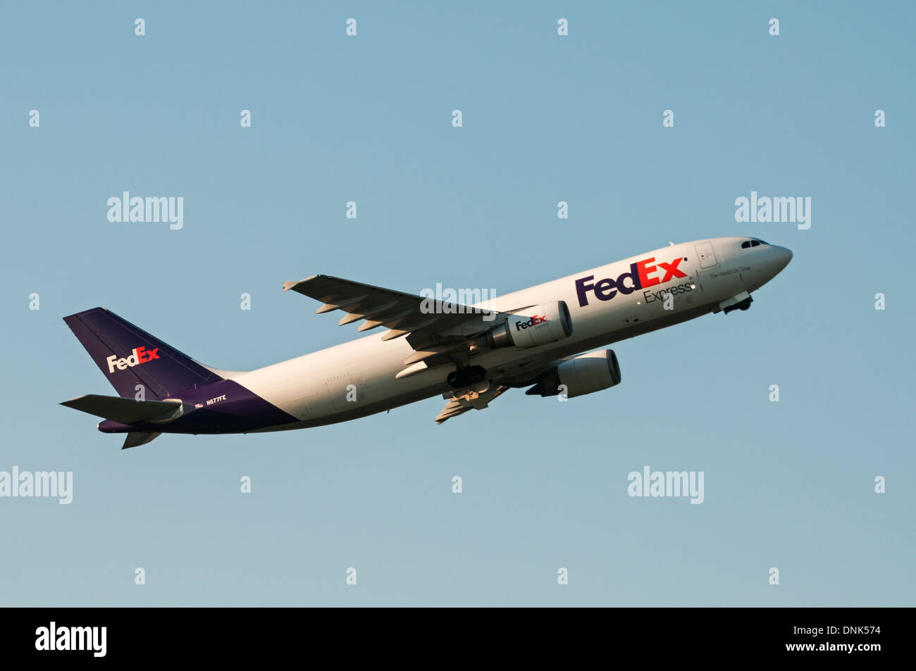 Un Federal Express (FedEx) Airbus A300 cargo jet départ depuis l'Aéroport International de Vancouver, Canada. Banque D'Images