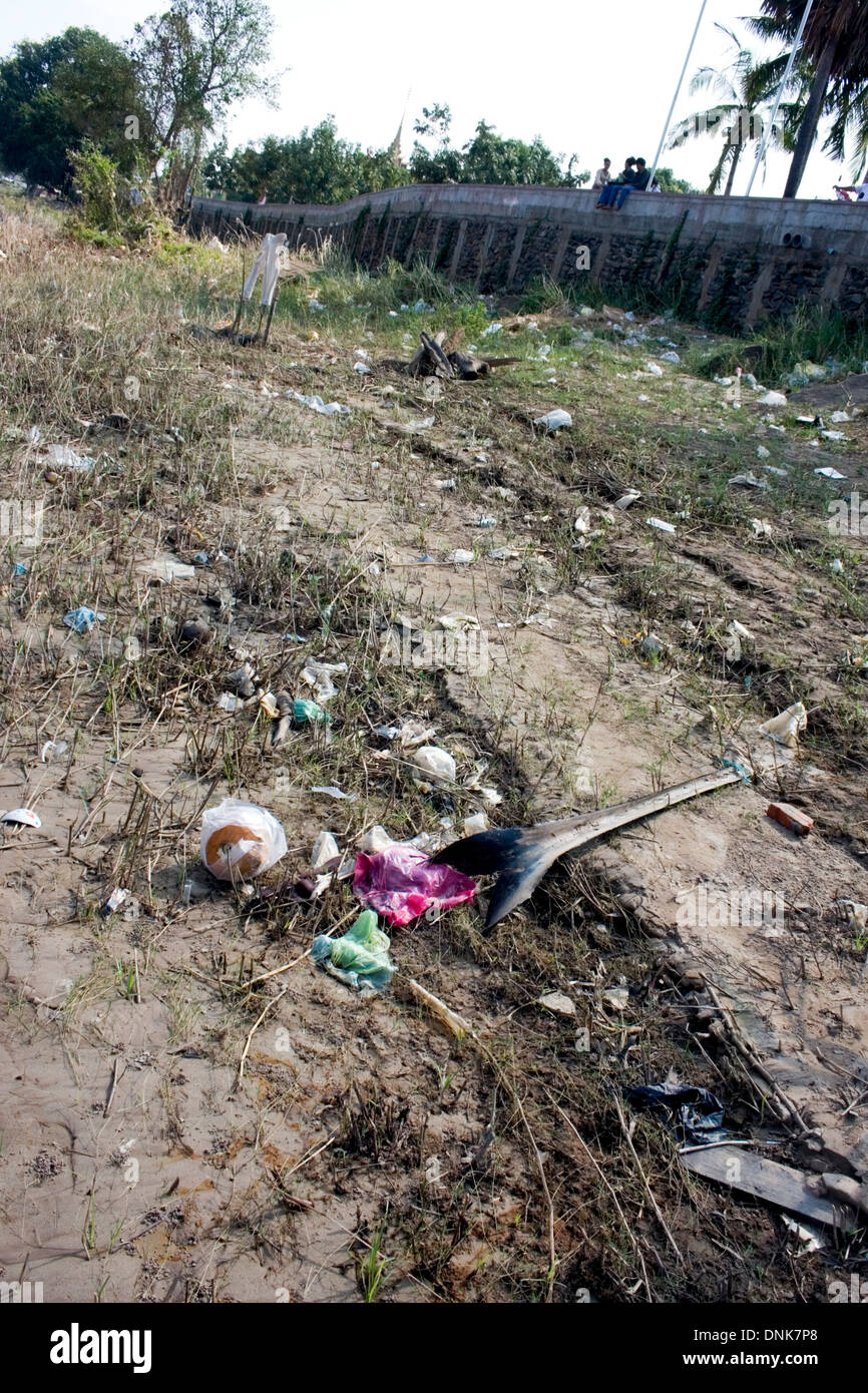 Des sacs en plastique et autres déchets se sont accumulés dans les mauvaises herbes sur la rive du Mékong dans la région de Kampong Cham, au Cambodge. Banque D'Images