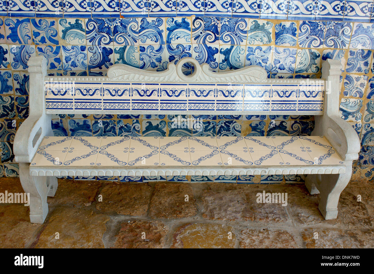 Banc d'ornement portugais décoré d'azulejos carreaux peints Banque D'Images