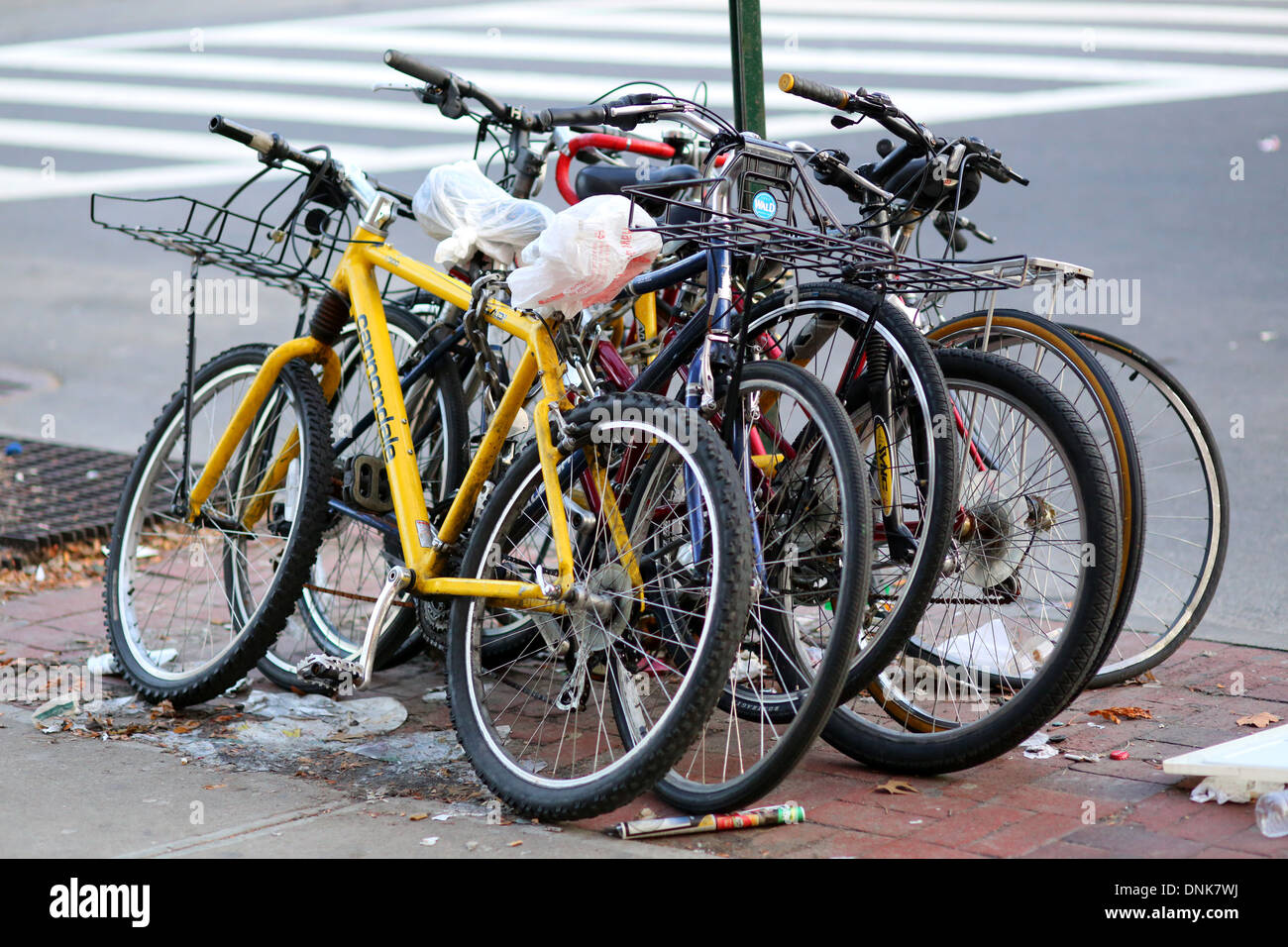 La livraison de vélos enchaînés à un poteau Banque D'Images