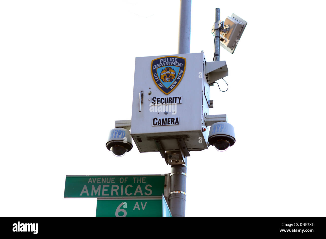 Une caméra de sécurité de la police montée sur un lampost haut au-dessus de la rue Banque D'Images