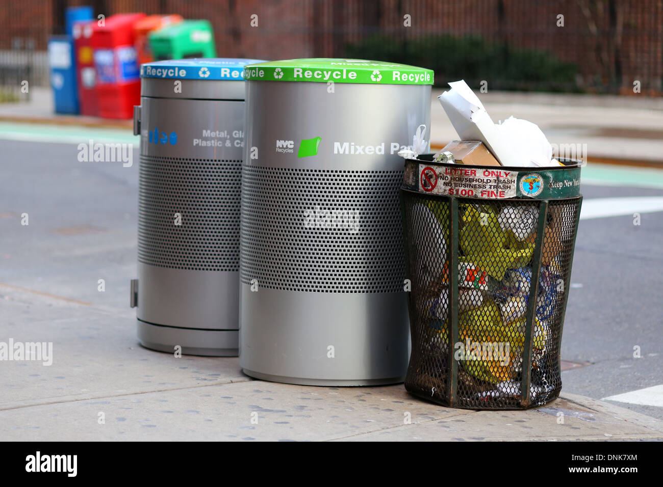 NYC poubelle et bacs de recyclage pour le papier, le verre, le métal et les  plastiques Photo Stock - Alamy