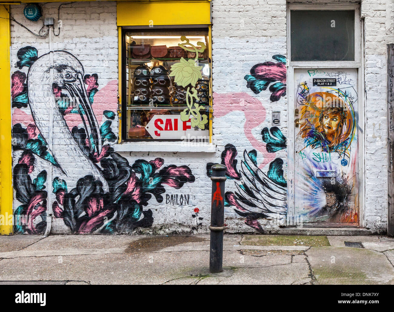 Street art - Bird et de plumes par Bailon et portrait par Paul Don Smith - Bacon street, à côté de Brick Lane, East London, UK Banque D'Images