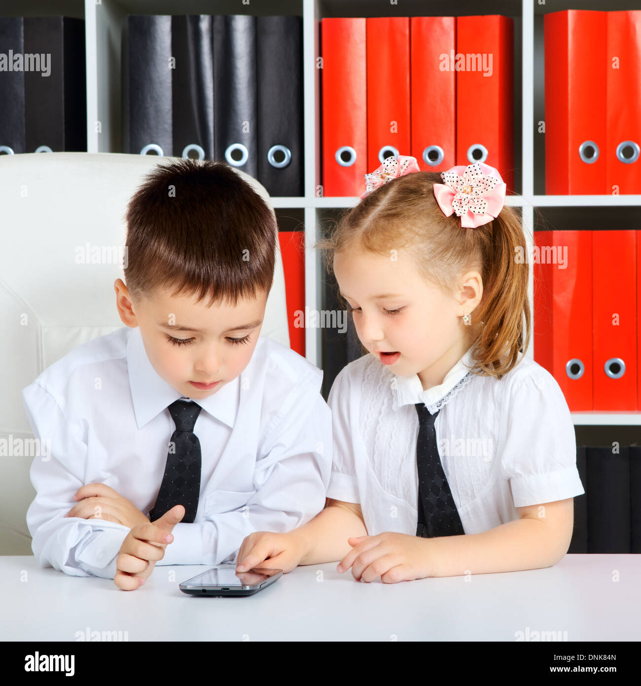 Peu d'enfants en tant que commerçants, in office Banque D'Images