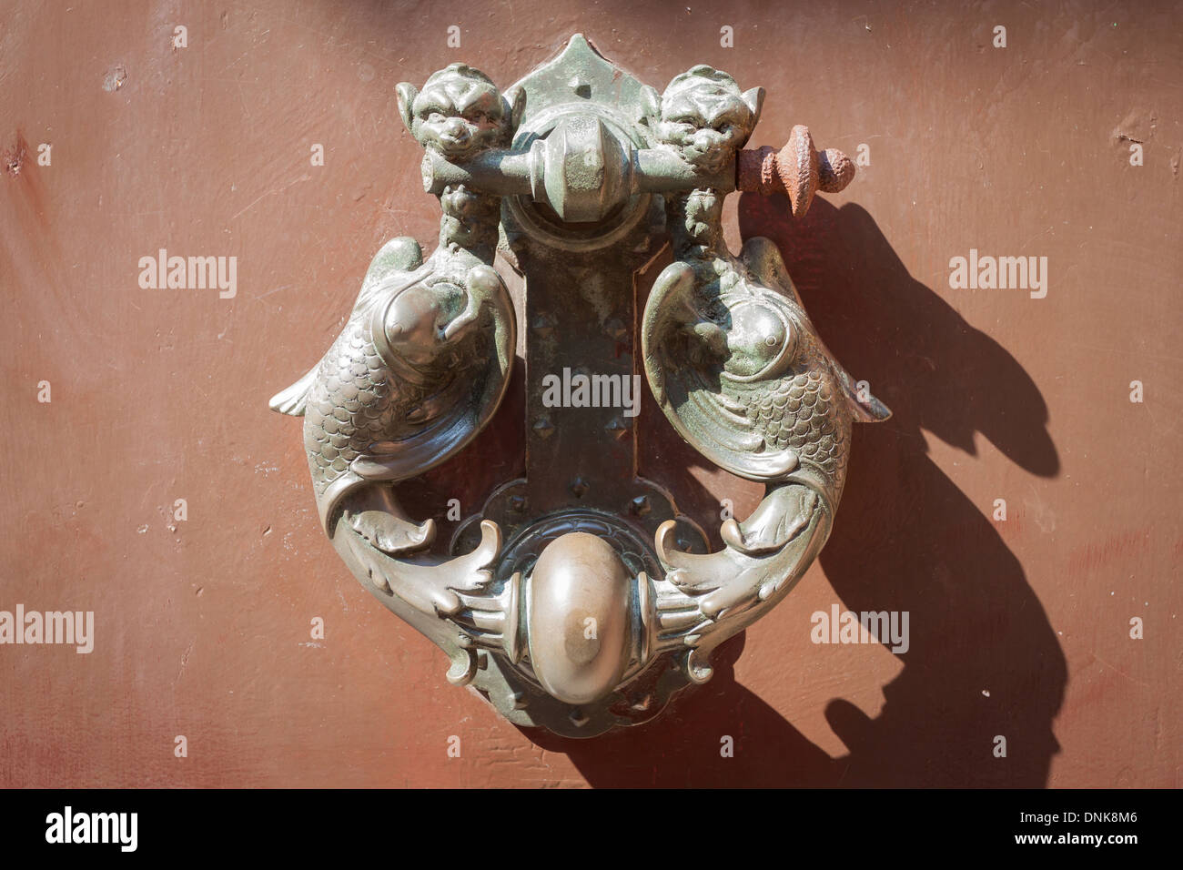 Poignées en métal médiéval sur porte en bois foncé antique Banque D'Images