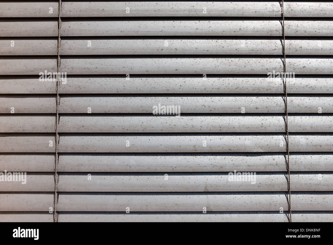 Volets gris sur une vitrine - texture Banque D'Images