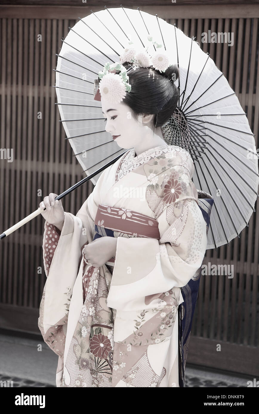 Le protocole de Kyoto, Japon - 14 octobre : pose de la maiko pour un photographe avec parapluie blanc le 14 octobre 2013 à Kyoto. Banque D'Images