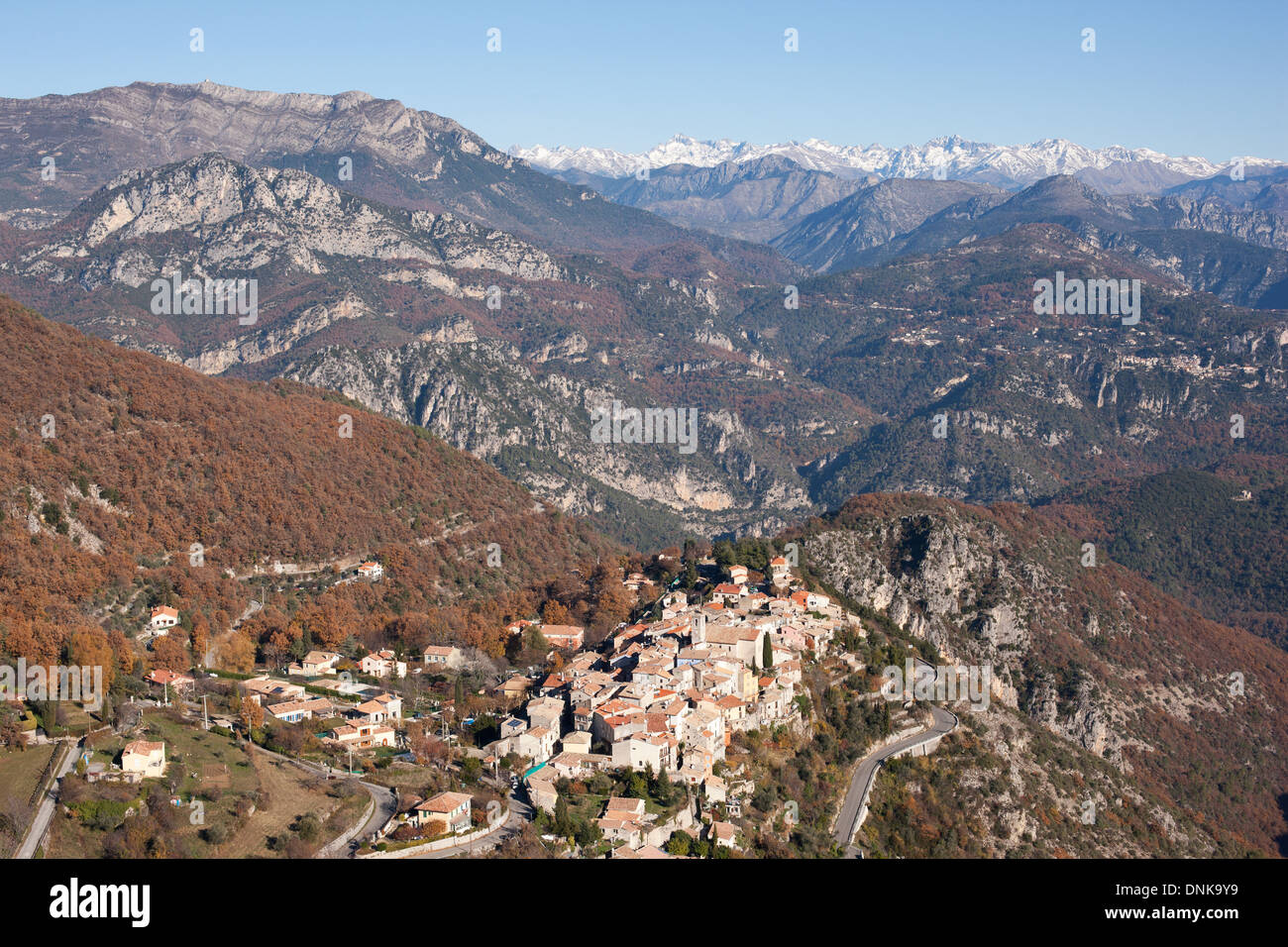 VUE AÉRIENNE.Village médiéval perché avec les Alpes du Mercantour à l'horizon.Bouyon, Alpes-Maritimes, arrière-pays de la côte d'azur, France. Banque D'Images