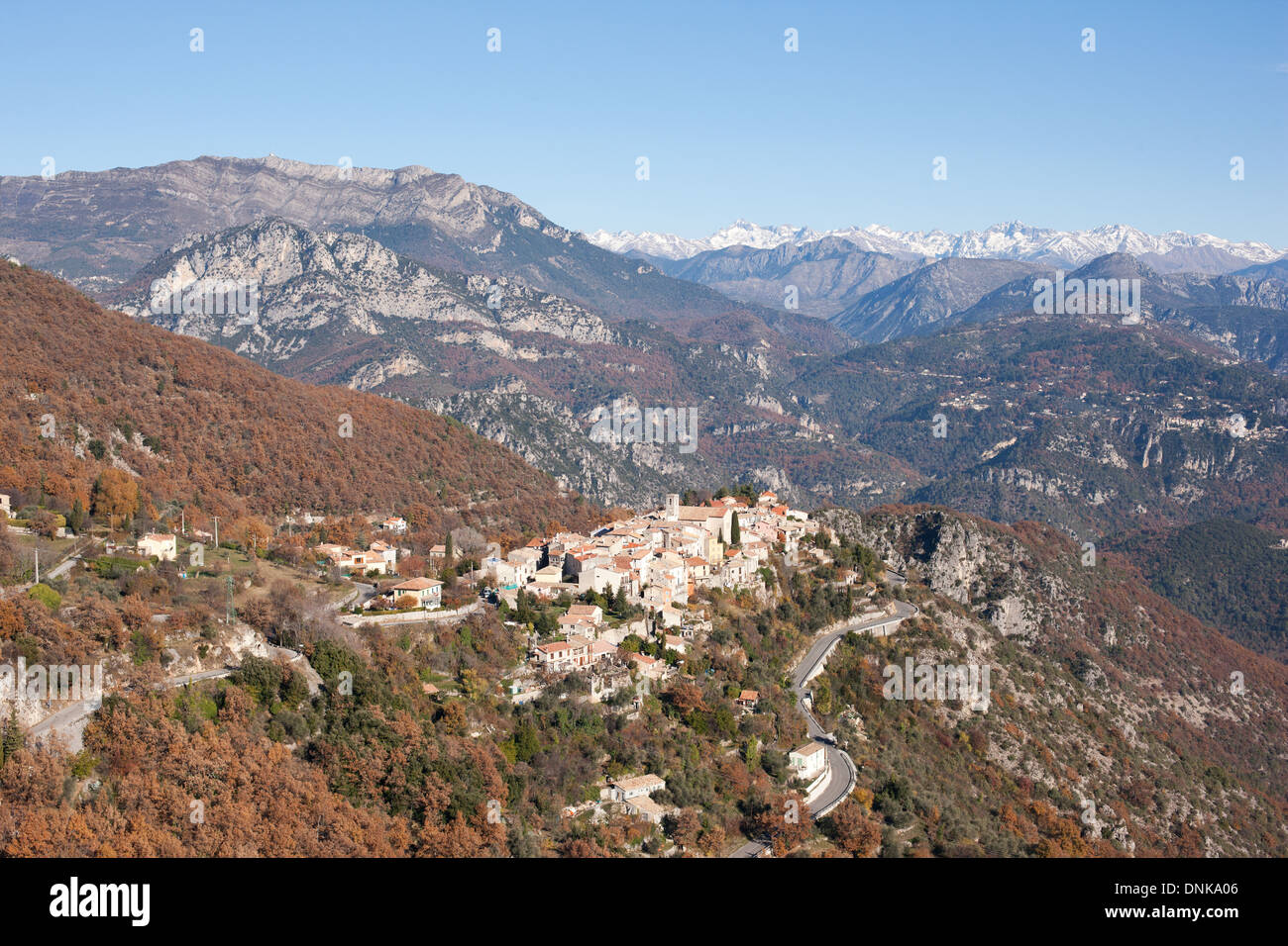 VUE AÉRIENNE.Village médiéval perché avec les Alpes du Mercantour à l'horizon.Bouyon, Alpes-Maritimes, arrière-pays de la côte d'azur, France. Banque D'Images