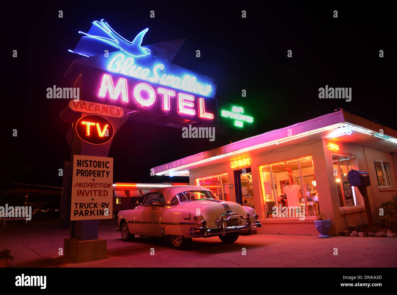 L'historique Route 66 Motel Hirondelle, Tucumcari avec de vieux néons et une Pontiac 50s Banque D'Images