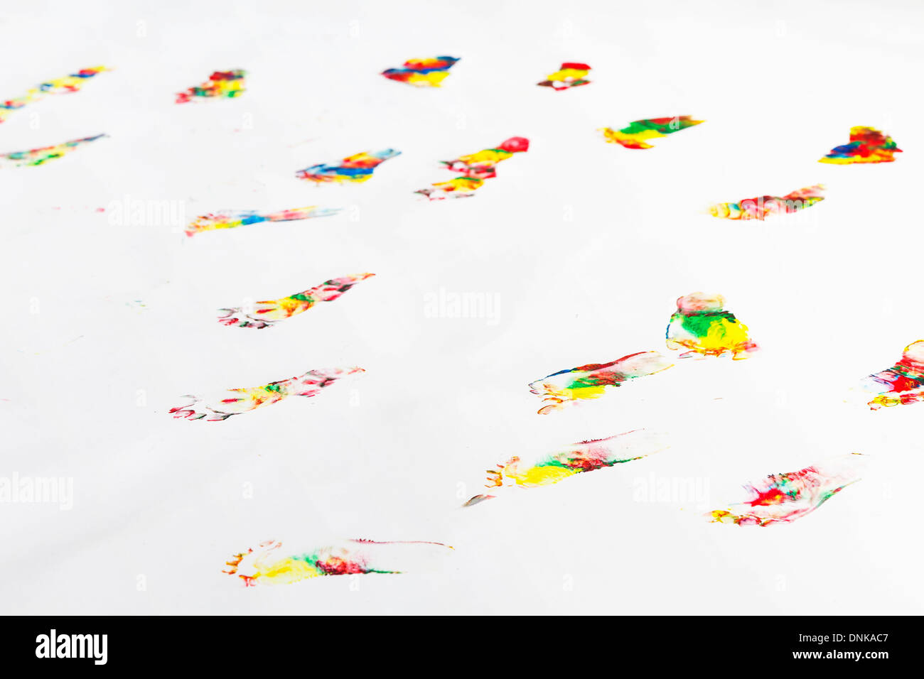 De nombreuses empreintes colorées de petit enfant sur marbre Banque D'Images