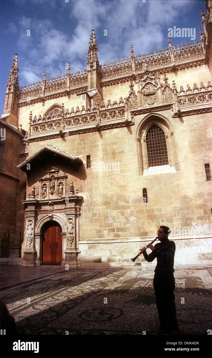 Un musicien joue de la clarinette en face de la Cathédrale de Grenade, Andalousie, Espagne, Avril 2005. Banque D'Images