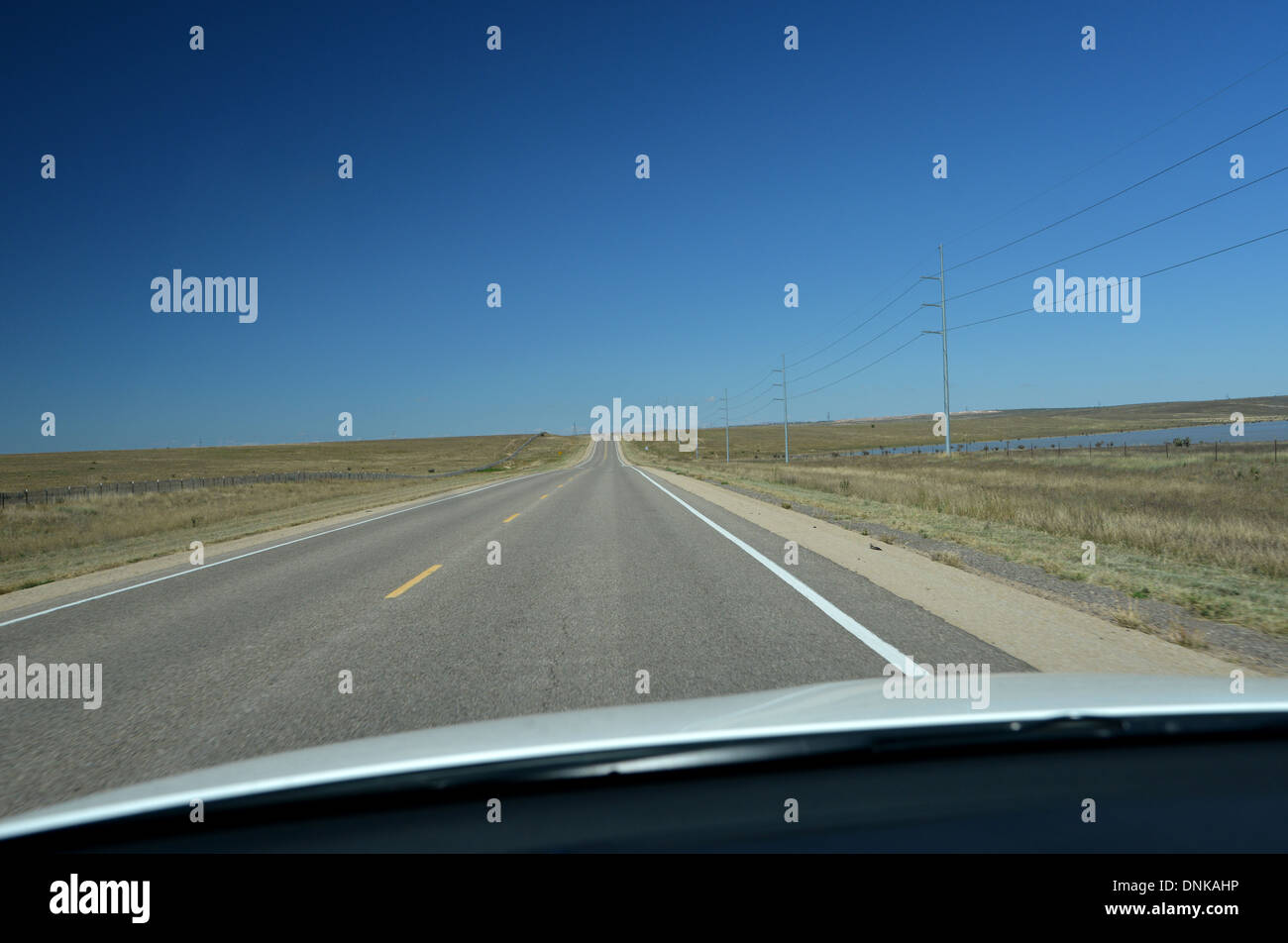 Route 66 road trip. Longue ligne droite Nouveau Mexique road vu de l'intérieur d'une voiture Banque D'Images