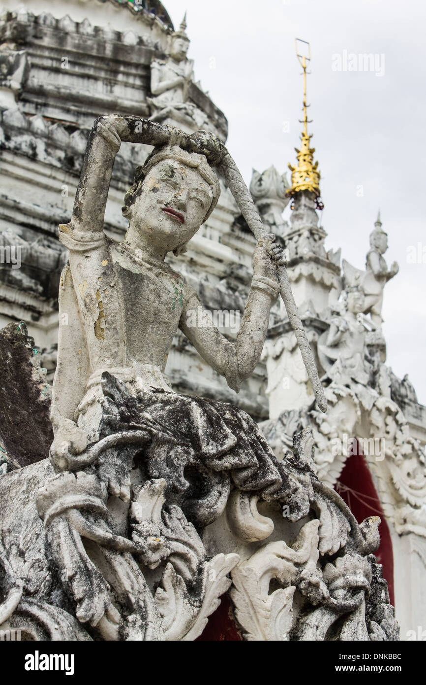 White Phra Mae Thorani pagode avec Statue en Thaïlande Banque D'Images