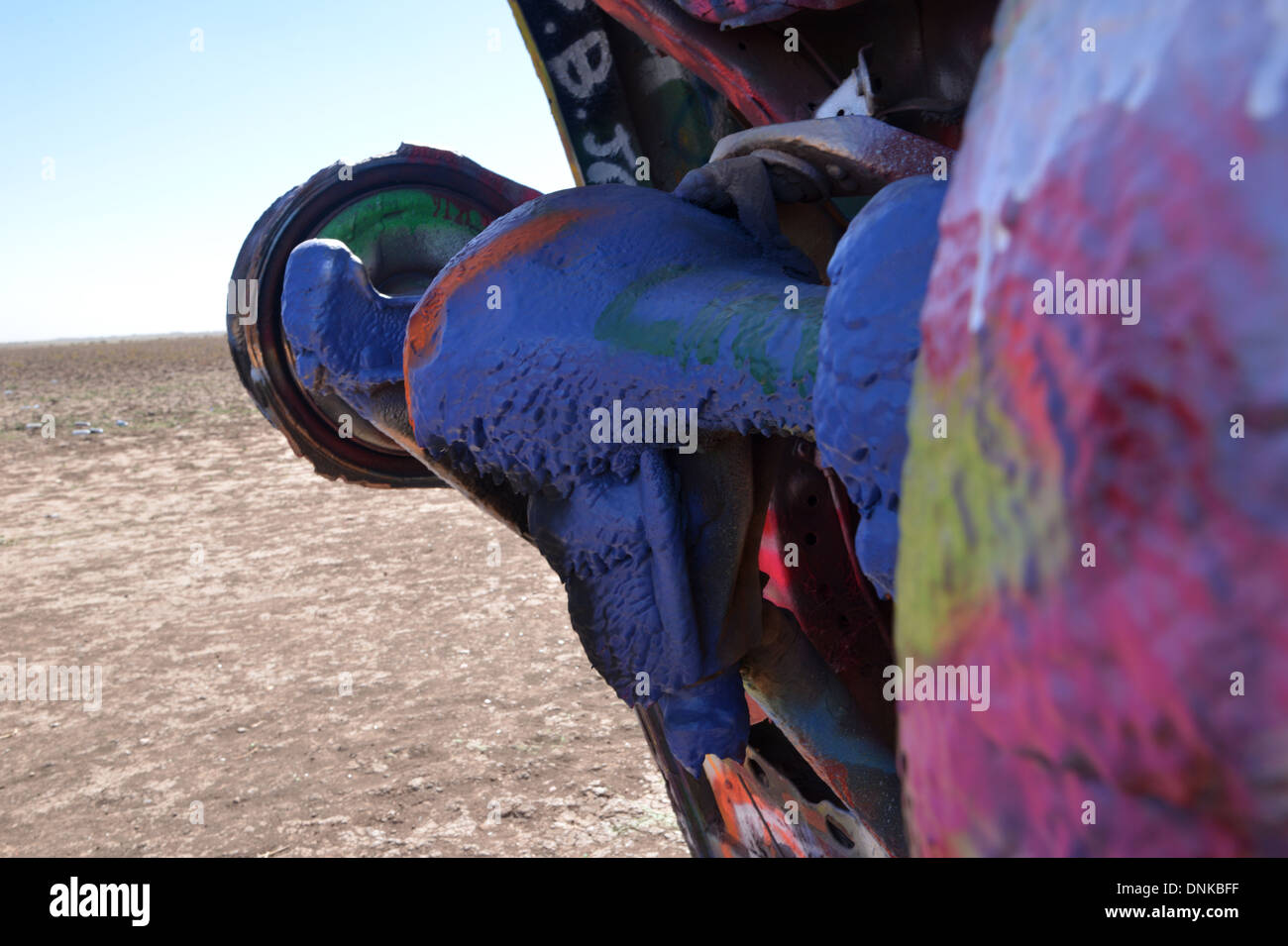 Cadillac Ranch, une route 66 près de Amarillo, Texas - l'essieu et le différentiel enduits d'années de peinture Banque D'Images