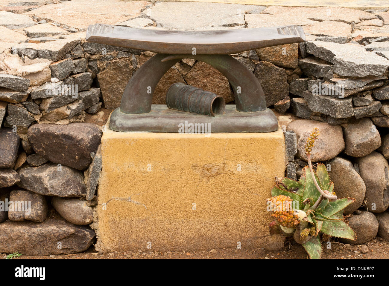 Appui-tête en bronze représentant l'un des quatre régiments zoulou déployés dans la bataille d'Isandlwana, Kwazulu-Natal, Afrique du Sud Banque D'Images