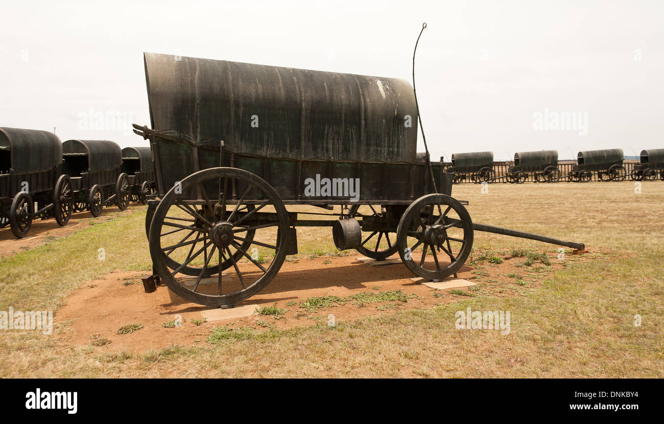 Assiégés avec des répliques de bronze ox-wagon à Blood River, site du patrimoine de la rivière Ncome, KwaZulu-Natal, Afrique du Sud. Banque D'Images