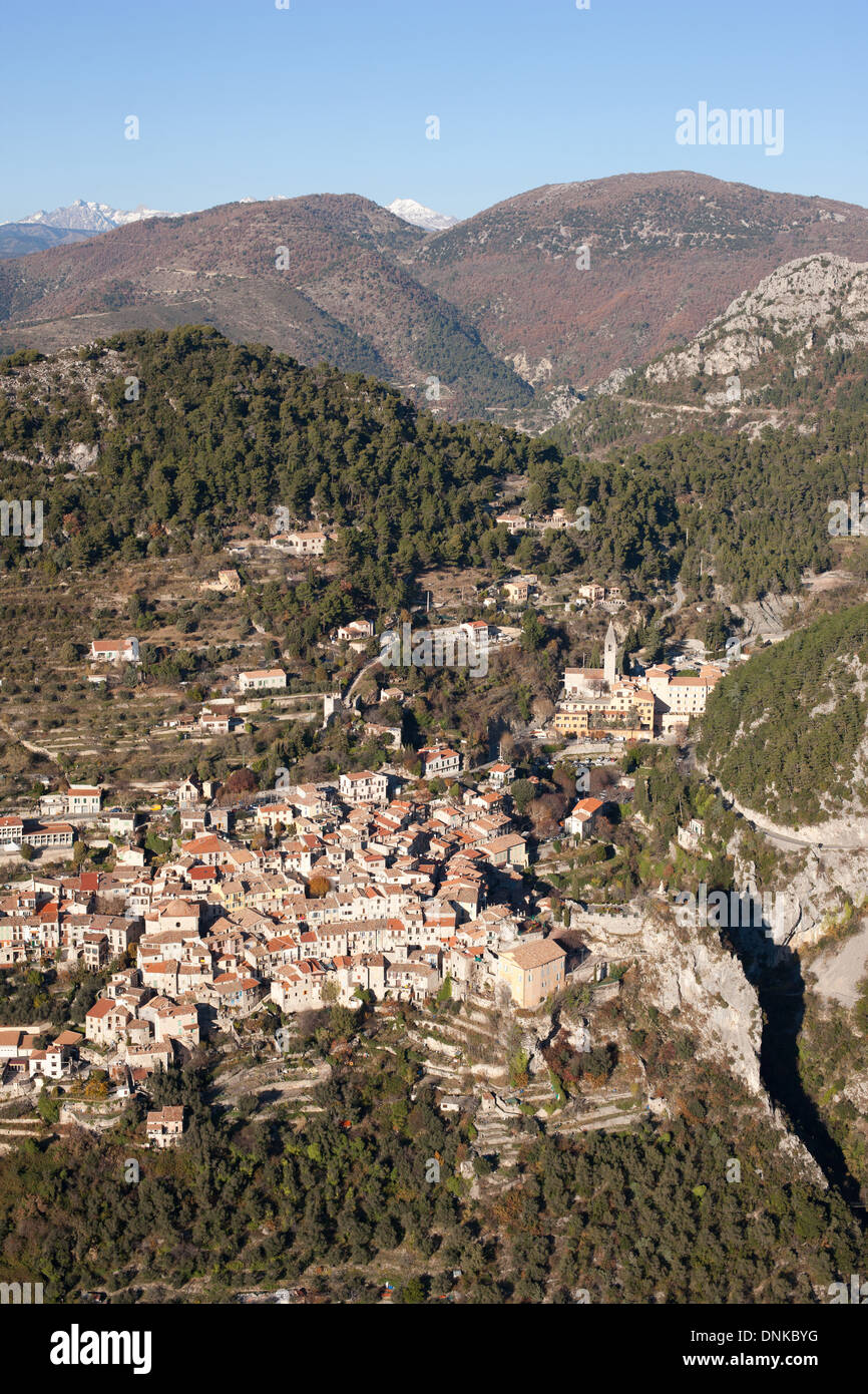 VUE AÉRIENNE.Village médiéval perché.Peille, Alpes-Maritimes, arrière-pays de la Côte d'Azur, France. Banque D'Images