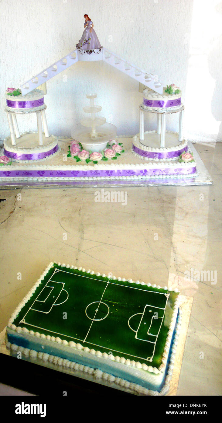 Un gâteau décoré d'un terrain de soccer, ci-dessous, et une autre décorées pour un passage à l'âge de travail pour un jeune de 15 ans fille appelée 'Q Banque D'Images