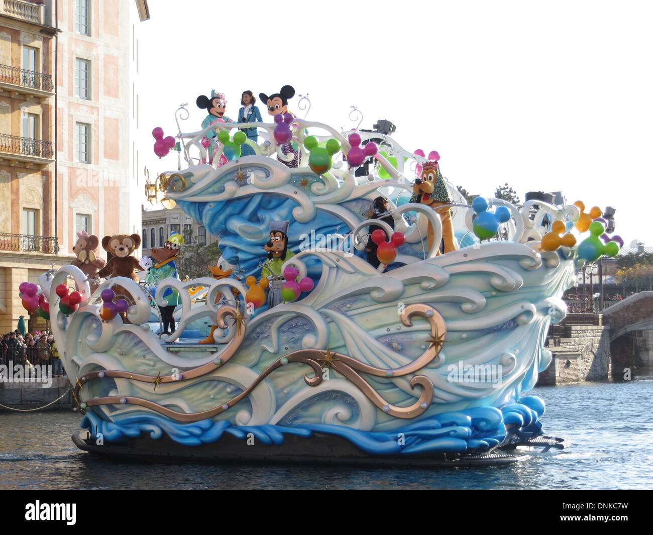 Tokyo, Japon. 1er janvier 2014. Les personnages Disney vague pour accueillir les visiteurs du parc au cours de la nouvelle année, la croisière de 24 à Tokyo DisneySea à Urayasu, juste à l'extérieur de Tokyo, Japon, du 1er janvier 2014. Crédit : Yang Ting/Xinhua/Alamy Live News Banque D'Images