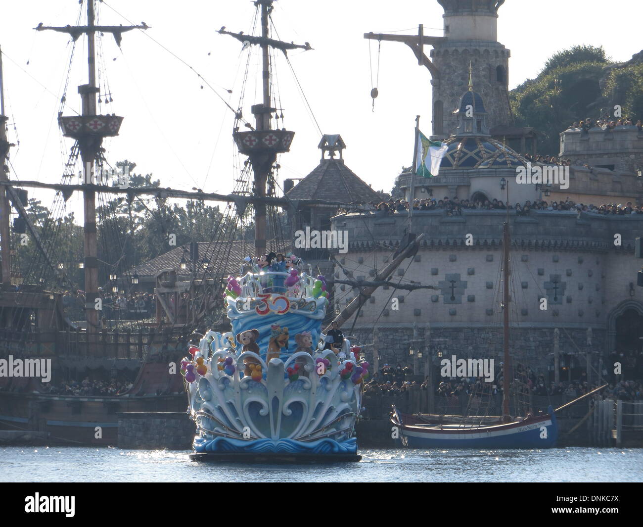 Tokyo, Japon. 1er janvier 2014. Les personnages Disney vague à accueillir les clients au cours de la du parc à thème le jour de l'an croisière à Tokyo DisneySea à Urayasu, juste à l'extérieur de Tokyo, Japon, du 1er janvier 2014. Crédit : Yang Ting/Xinhua/Alamy Live News Banque D'Images