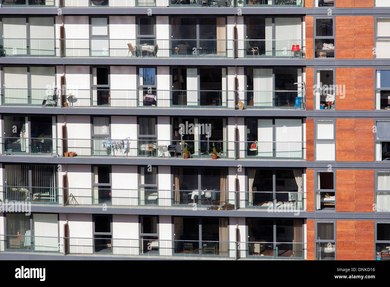 Une vue rapprochée de certains des appartements et des balcons de la NV bâtiments à Salford Quays Banque D'Images
