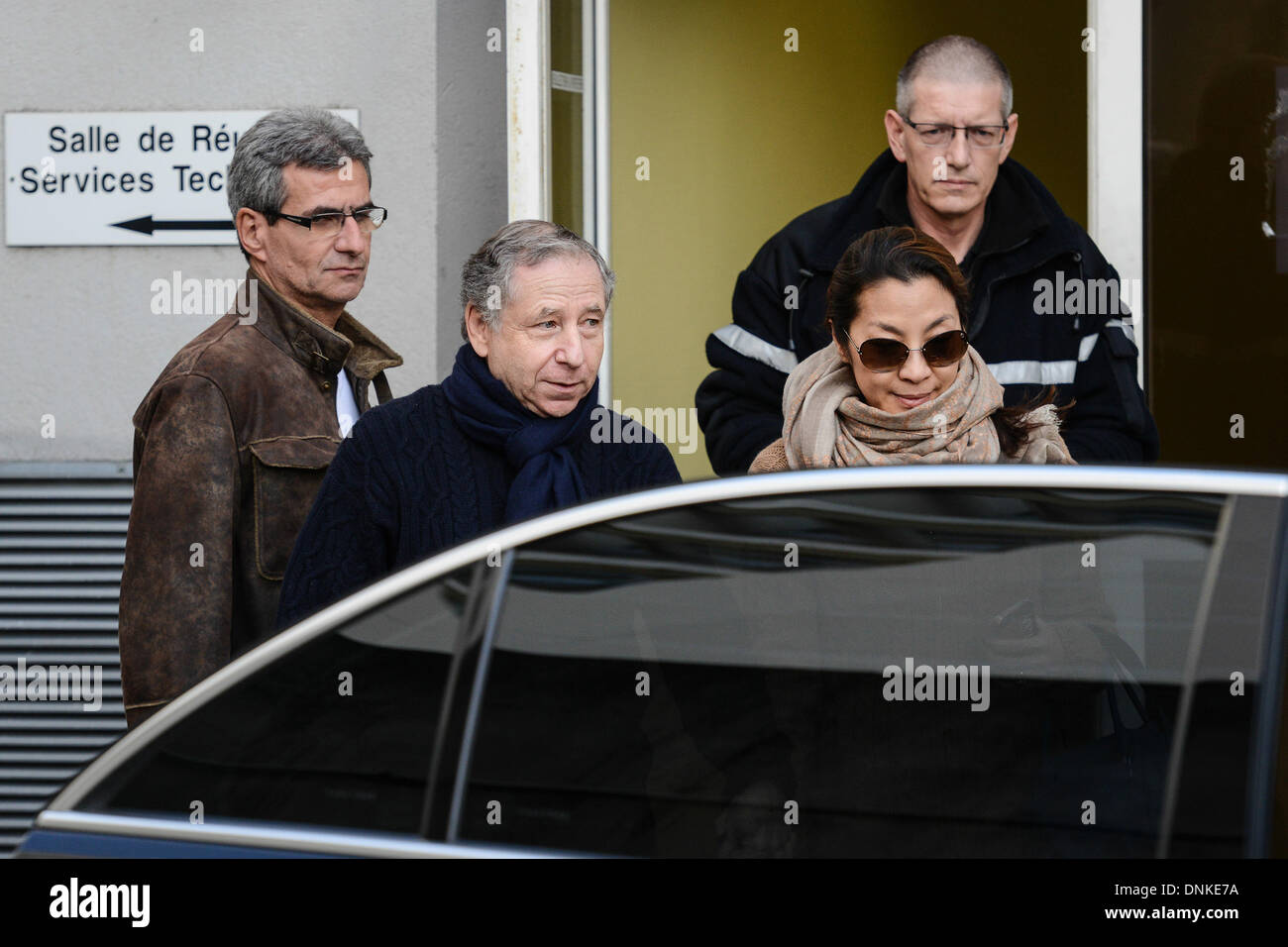 Grenoble, France. 1er janvier 2014. Président de la Fédération Internationale de l'Automobile (FIA), Jean Todt (2-L) et son épouse, l'actrice Michelle Yeoh, laisser le 'Centre hospitalier universitaire (CHU) hôpital de Grenoble, près de Grenoble, France, 01 janvier 2014. Ancien pilote automobile allemand de Formule 1 Michael Schumacher est toujours dans un état critique, après qu'il ait subi une chirurgie d'urgence après avoir été admis dans le coma avec un traumatisme crânien à la suite d'un accident de ski à Méribel, en fonction de l'hôpital de Grenoble. Photo : David Ebener/dpa/Alamy Live News Banque D'Images