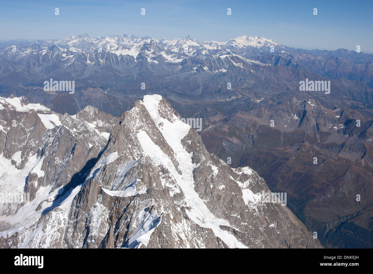 VUE AÉRIENNE.Pic des grandes Jorasses (altitude : 4208m) avec Monte Rosa et Matterhorn au loin.Chamonix Mont-blanc, France et Courmayeur, Italie. Banque D'Images