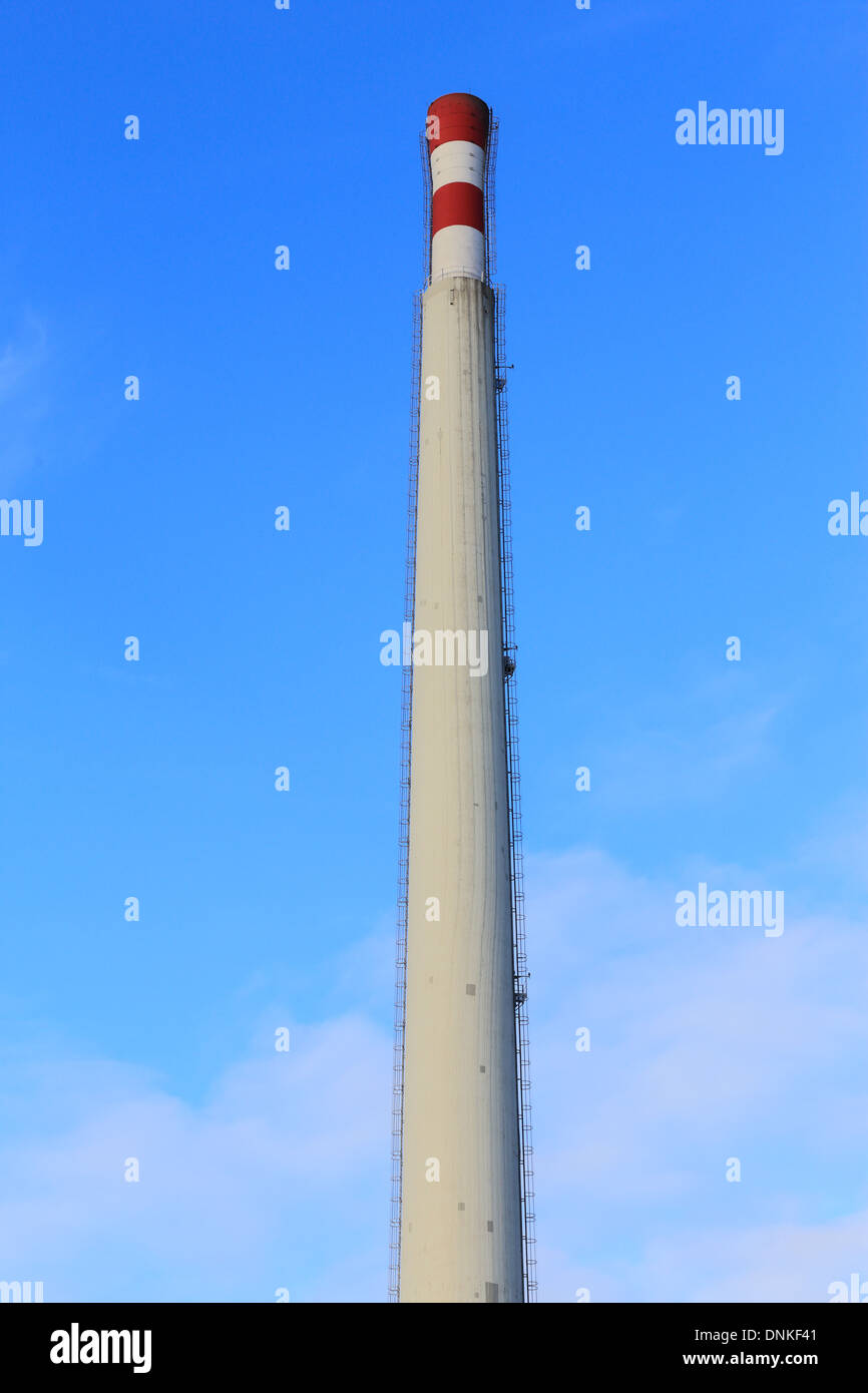 Grande cheminée blanche et rouge, pas de fumée, sur bleu ciel nuageux. Vertical, personne ne Banque D'Images