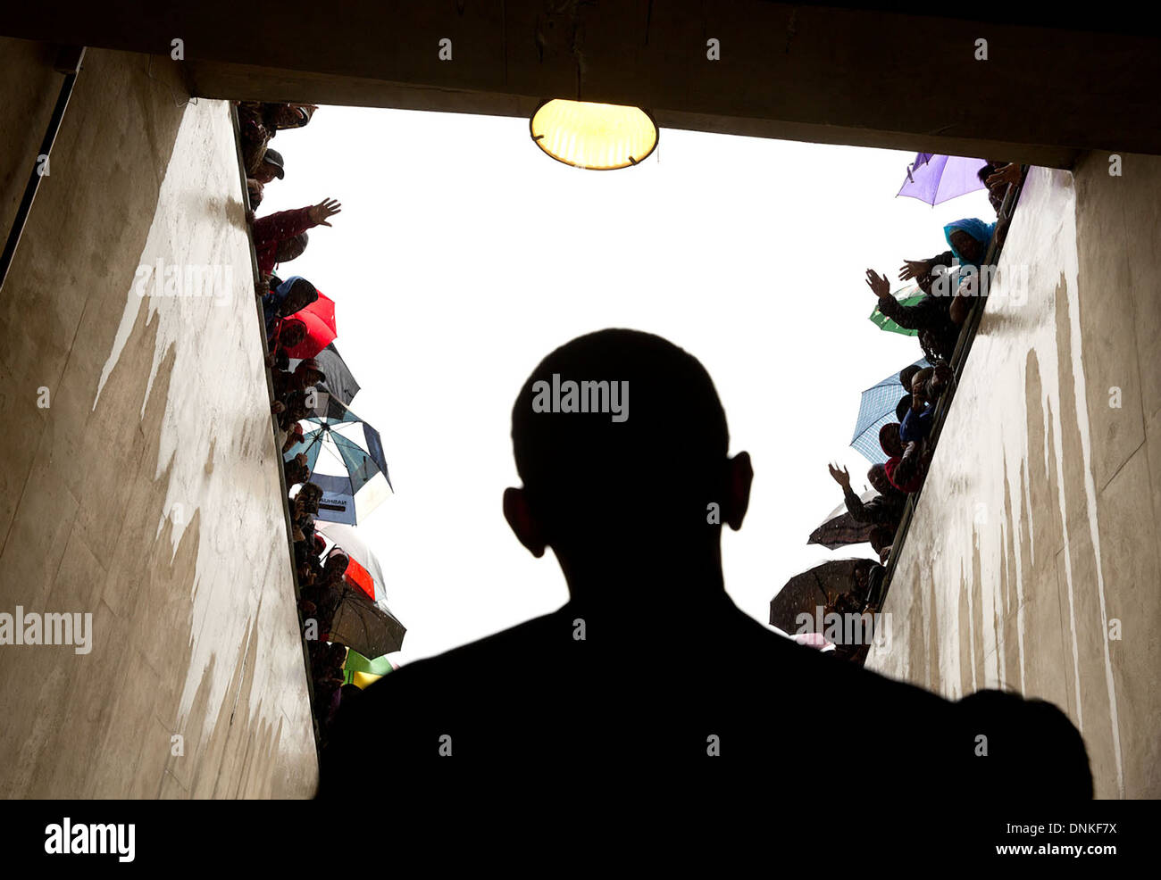 Le président américain Barack Obama attend dans un tunnel au stade de soccer avant de prendre la scène pour prendre la parole à Nelson Mandela au service commémoratif du 10 décembre 2013, à Johannesburg, Afrique du Sud. Banque D'Images