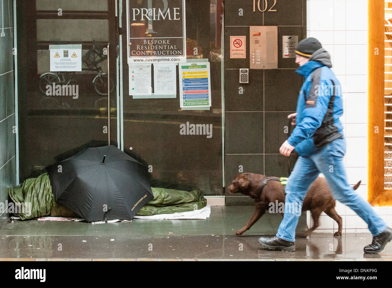 Londres, Royaume-Uni. 06Th Jan, 2014. Un défilé du Nouvel an passe par Piccadilly Circus sur une journée humide et venteux. Dans les rues l'après Noël et Nouvel an tas de déchets et homless personnes sont ignorés par les visiteurs sont chargés par des sacs. London, UK 01 Jan 2014. Crédit : Guy Bell/Alamy Live News Banque D'Images