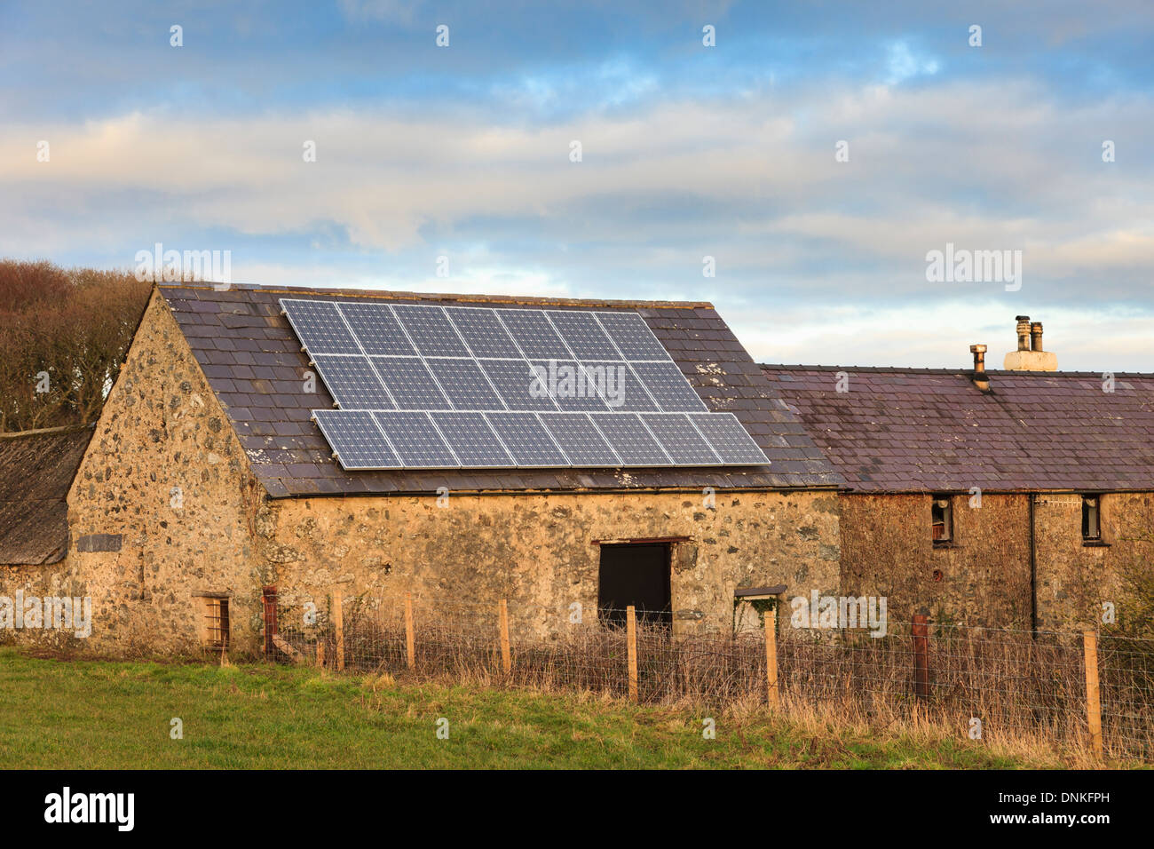 Des panneaux solaires sur un toit d'une ancienne étable sur une exploitation agricole en gallois rural Anglesey, au nord du Pays de Galles, Royaume-Uni, Angleterre Banque D'Images