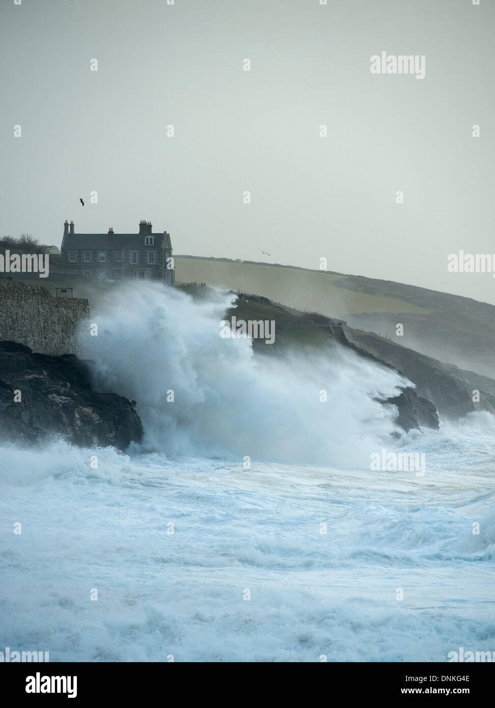 D'énormes vagues de tempête batter les falaises des Cornouailles à Porthleven Banque D'Images