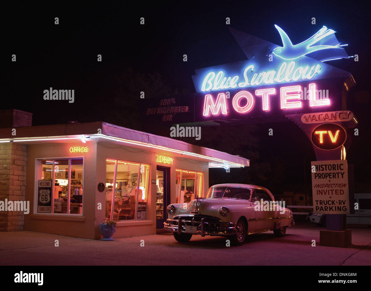 L'historique Route 66 Motel Hirondelle, Tucumcari avec de vieux néons et une Pontiac 50s Banque D'Images